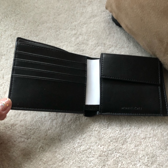 Michael Kors Cooper Wallet - Picture 3 of 5
